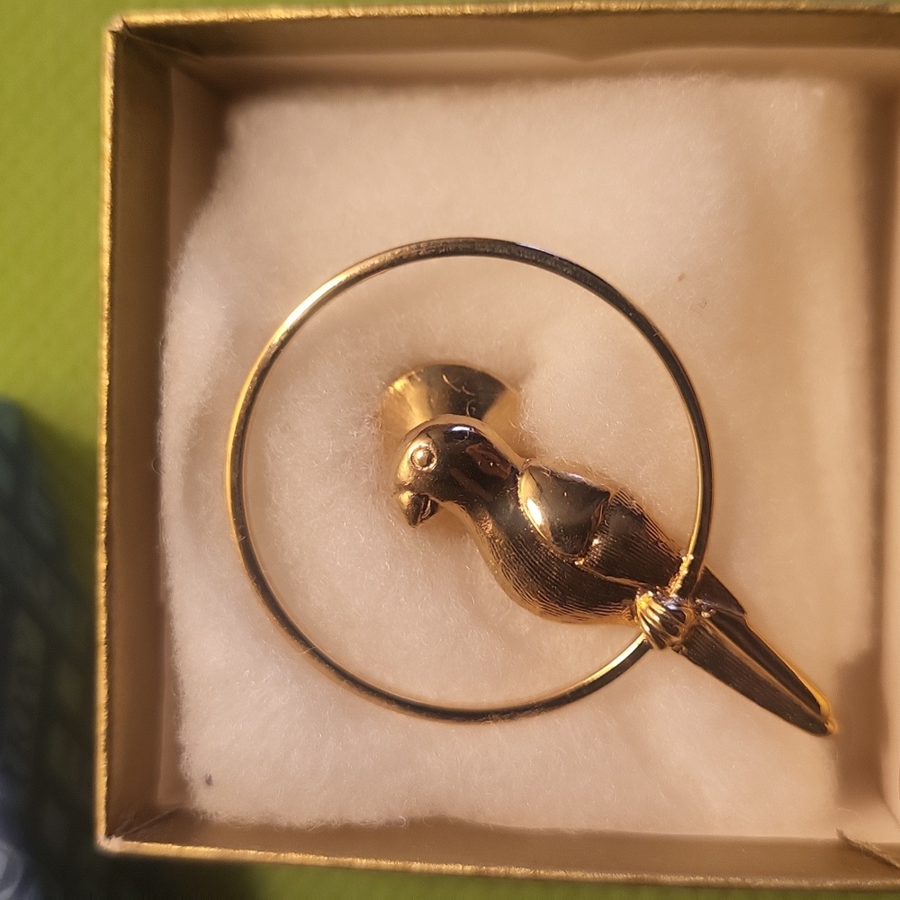 Vintage 1980 Avon "Pretty Parrot" Gold Tone Lapel Pin Brooch New In Box NIB